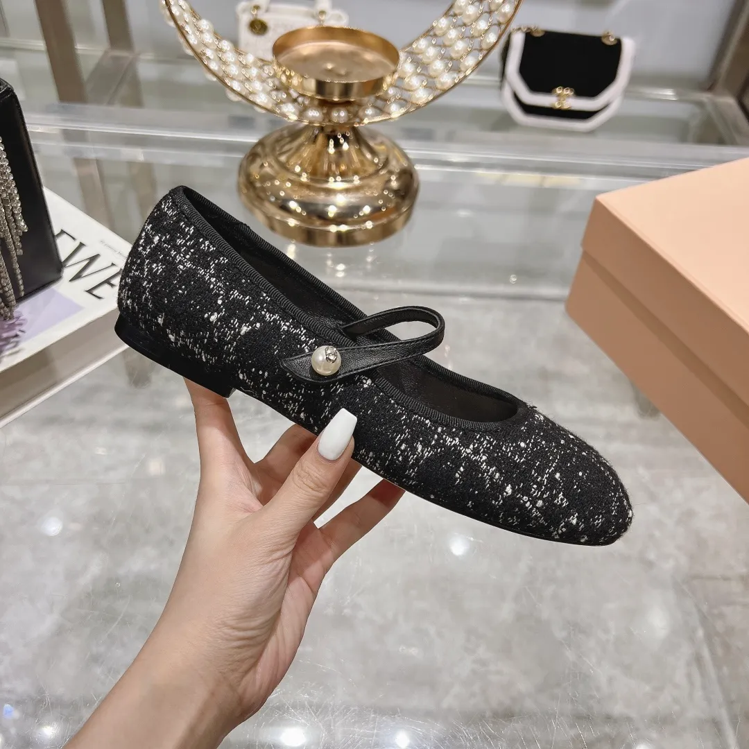 👟👟Ex-factory price 520👟👟 "Exclusive top version" Dior*Dior ✅2024vs spring and summer new series... [Round toe single shoes with small pearls] Original purchase and development! The last details of this shoe are perfectly restored 💐 The upper is made of special material and the inner padding is made of delicate lambskin. You can see the quality by looking at the details in real photos. It is a versatile style for little ladies and a lady. It is a stunning shoe at first glance... I love it. The genuine leather outsole imported from Italy has a five-pointed star logo! 35-39 (34.40 customization is non-refundable) Packaging: Original full set of packaging ☀The color official website is updated simultaneously